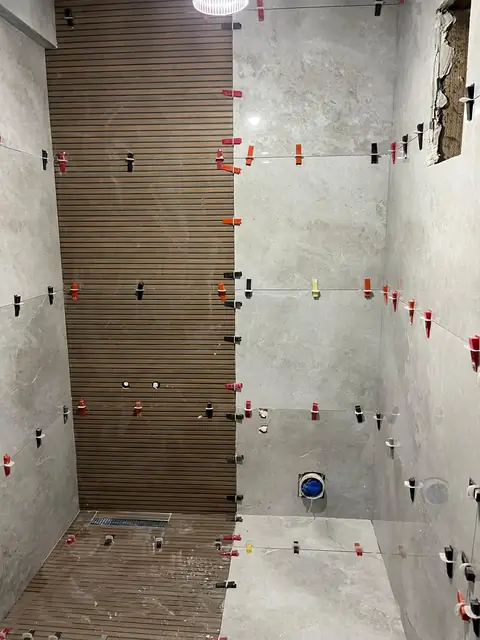 Ahşap görünümlü şerit seramik ve gri büyük ebat banyo duvarı, tesviye klipsleriyle