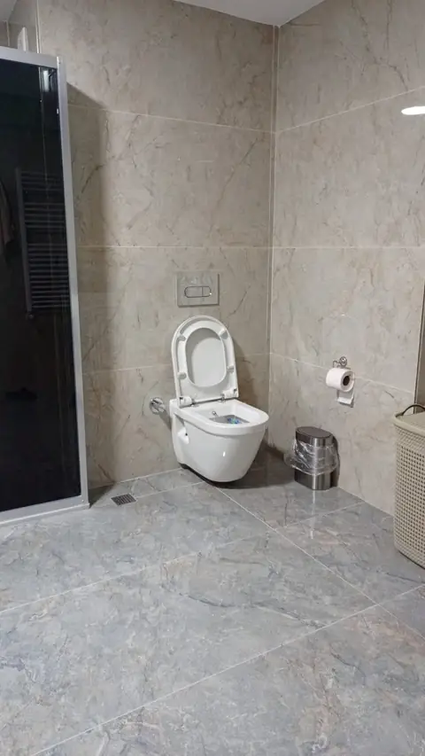 Büyük ebat bej mermer desenli banyo zemin ve duvar seramiği
