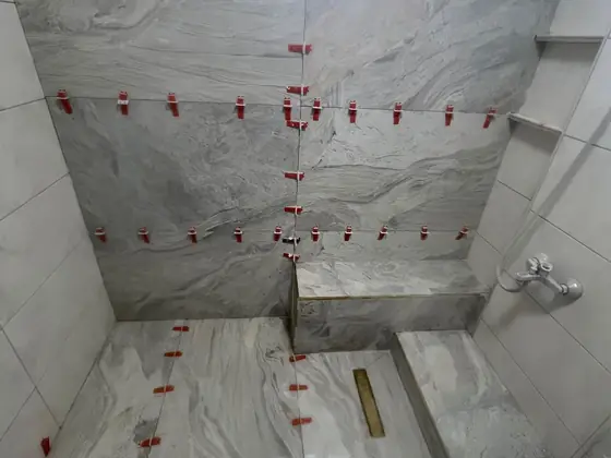 Mermer desenli büyük ebat banyo duvar seramiği uygulaması ve tesviye klipsleri